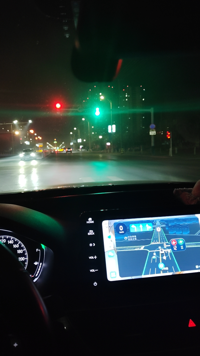 雅阁混动换小电瓶用了四年的混动雅阁，这几天天气有点冷，在单位停了2天，下班时，