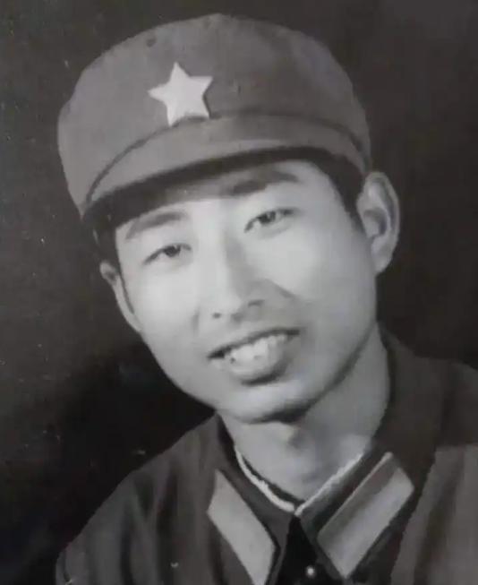 1979年对越自卫反击战，两名团机关干部带14人擅离部队，23岁代理排长闵中友挺