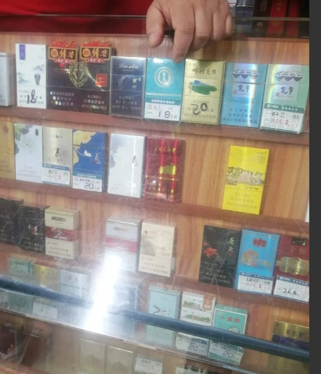 上海，朱某为儿子提亲精心挑选6条知名香烟，不料亲家发现4条为假。朱某气愤至超市退