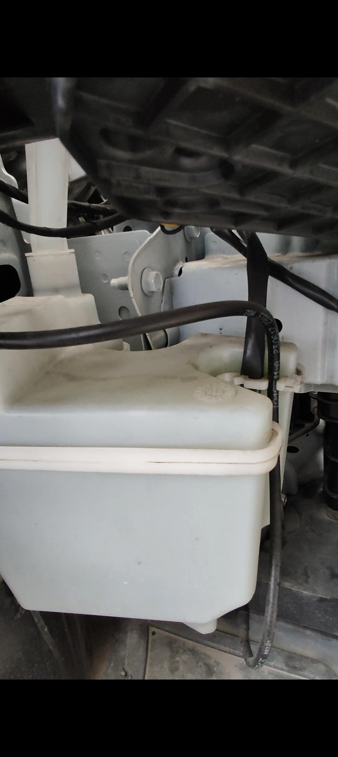 轩逸经典的玻璃水壶挺大总比那些袋装玻璃水的良心一点吧