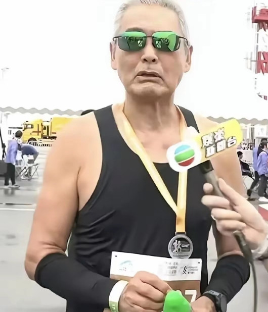 周润发老了，梁朝伟老了，刘德华也老了，只有他70像30还那么年轻​​​
