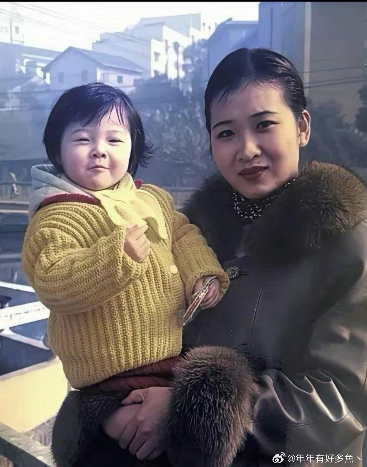 吴艳妮与妈妈，25年前vs25年后​​​