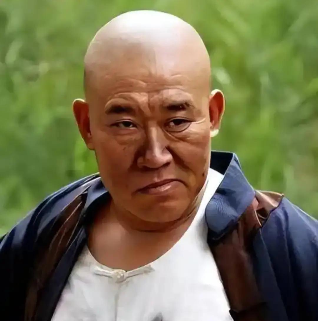 在火车站，一个大妈指着杜旭东的鼻子骂：“韩荣发，你这个坏蛋！”他哭笑不得，解释