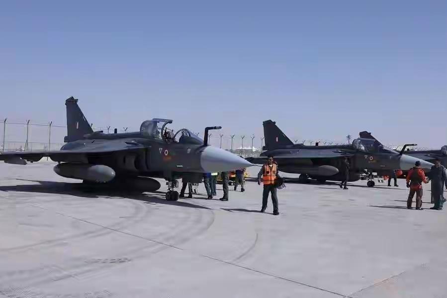 11月19日：印度最先进“光辉战机”运抵迪拜，参加航展（图一）11月20日：光