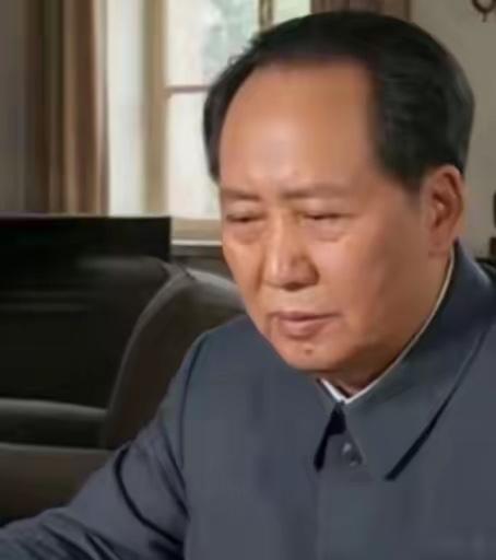 伟大领袖毛主席年轻时一表人才英俊潇洒帅气，身高1.83米，五观精致头发乌黑浓密。