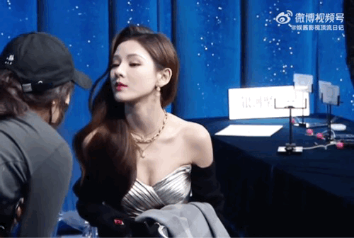 张予曦对视听工作人员说话张予曦对视听工作人员说话，脸和身材都鲨我！！！