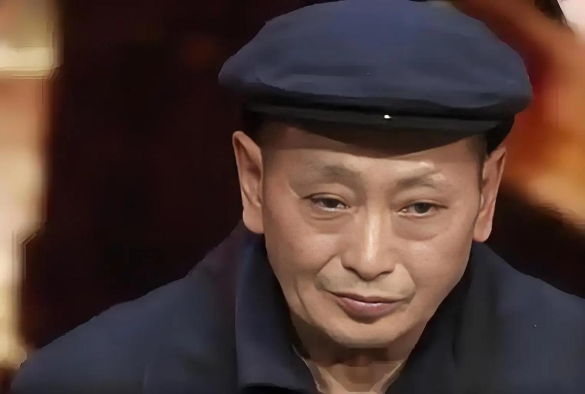 重庆光棍捡女婴养大，一句话让全网破防：最好的亲情，从不是拖累1990年的重