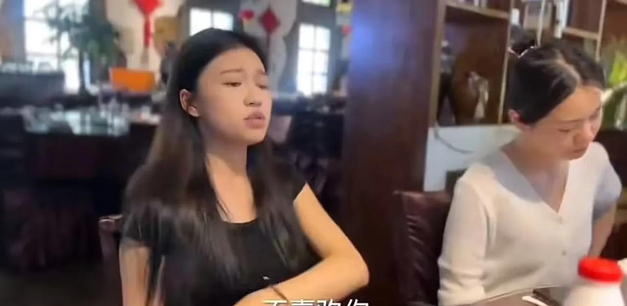 相亲吃完饭，小伙问相亲女觉得自己怎么样？相亲女回答：“我不喜欢你，我觉得我们两个