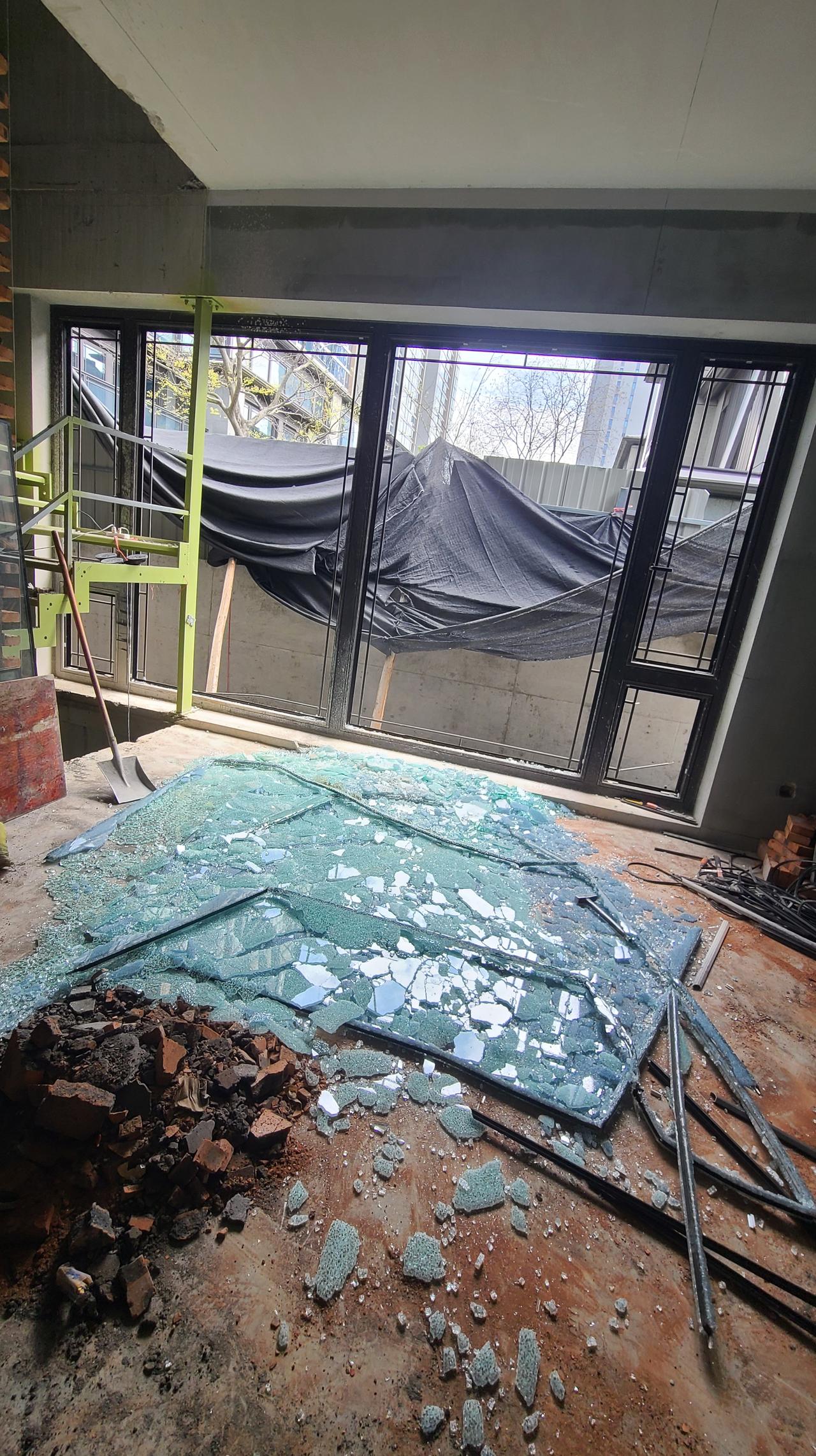 有钱真好，一套房子窗户换下来，在我老家可以买套精装修了[赞]