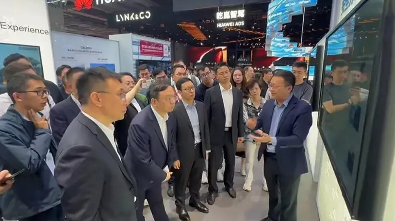 华为乾崑技术大会比亚迪没有派人去参加，但在上海车展，王传福带着比亚迪的一群高管到