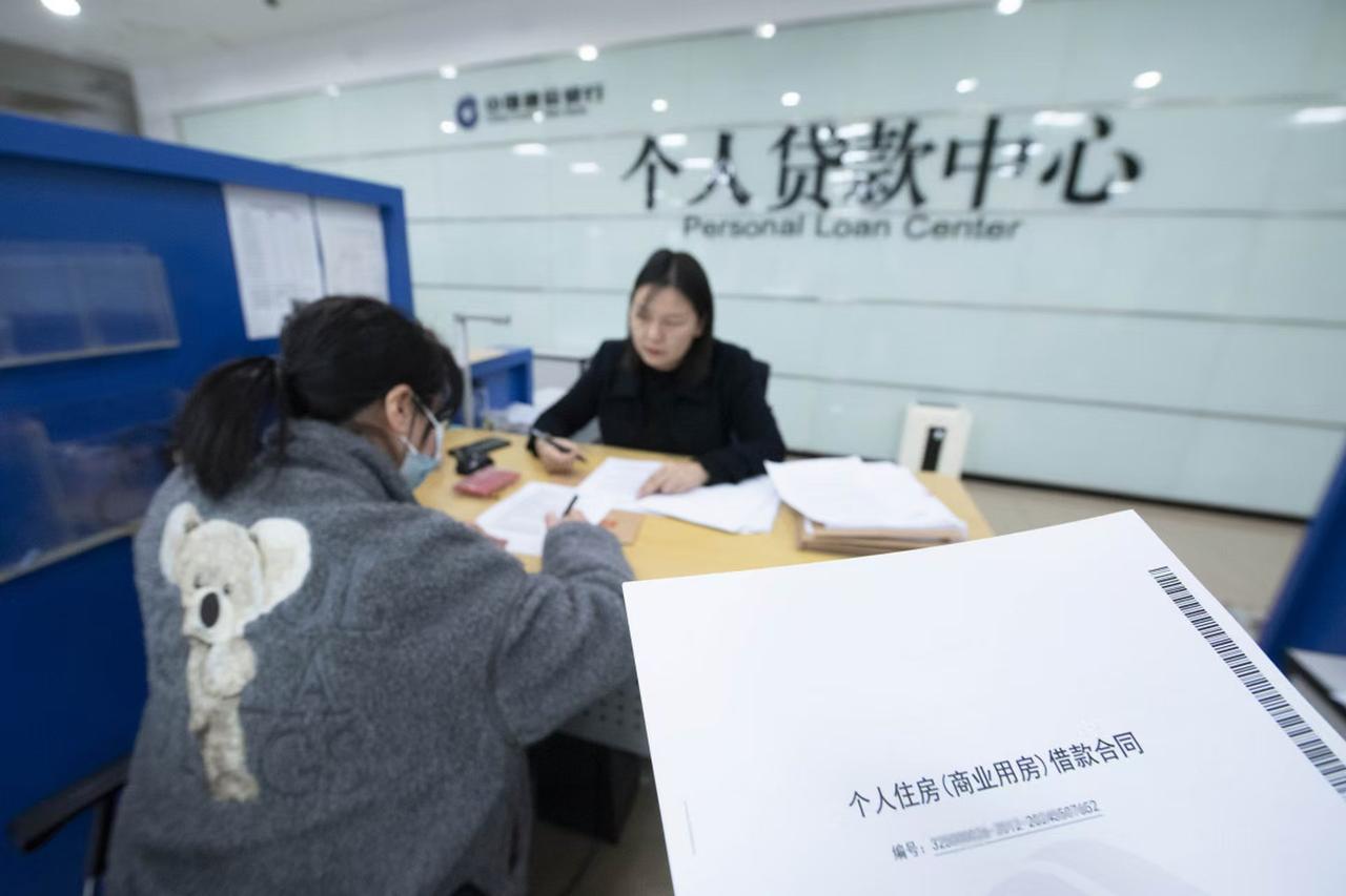 都是贪心惹的祸！上海，男子为了赚快钱，加入了一个微信群，客服说只需要以他名义贷款