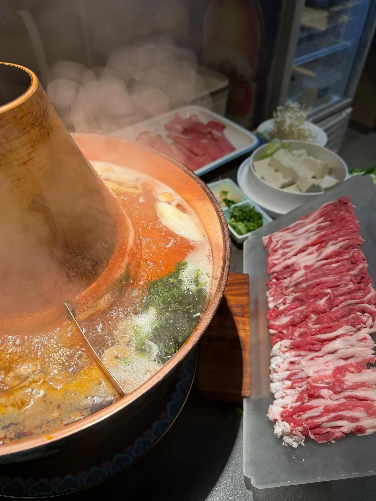 今日份的快乐，就是和朋友来吃铜火锅，冬天的天气感觉就是个这个暖乎乎的。一进店门，