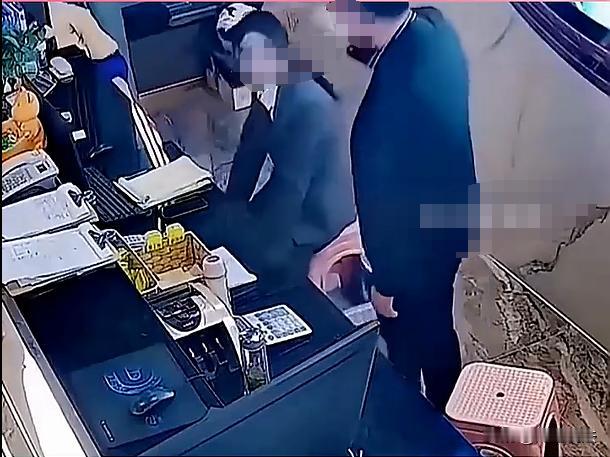 北京，一女子在单位上班，正在工作的时候，一位男领导突然来到她旁边，亲了女子一口。