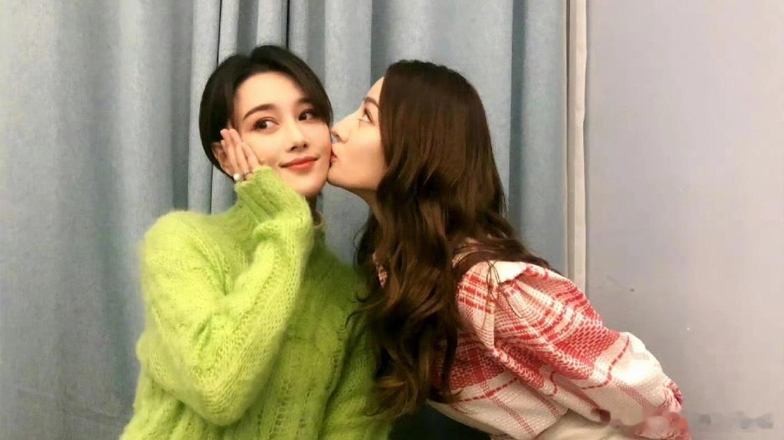 原来她俩是闺蜜！断网的我才知道好喜欢看这种不是摆拍的合照呀真挚的友谊最戳人了