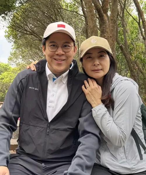 怪不得人说娶妻娶贤旺3代哩，霍启刚这下又升职了！看着唯唯喏喏挺斯文的一个人，