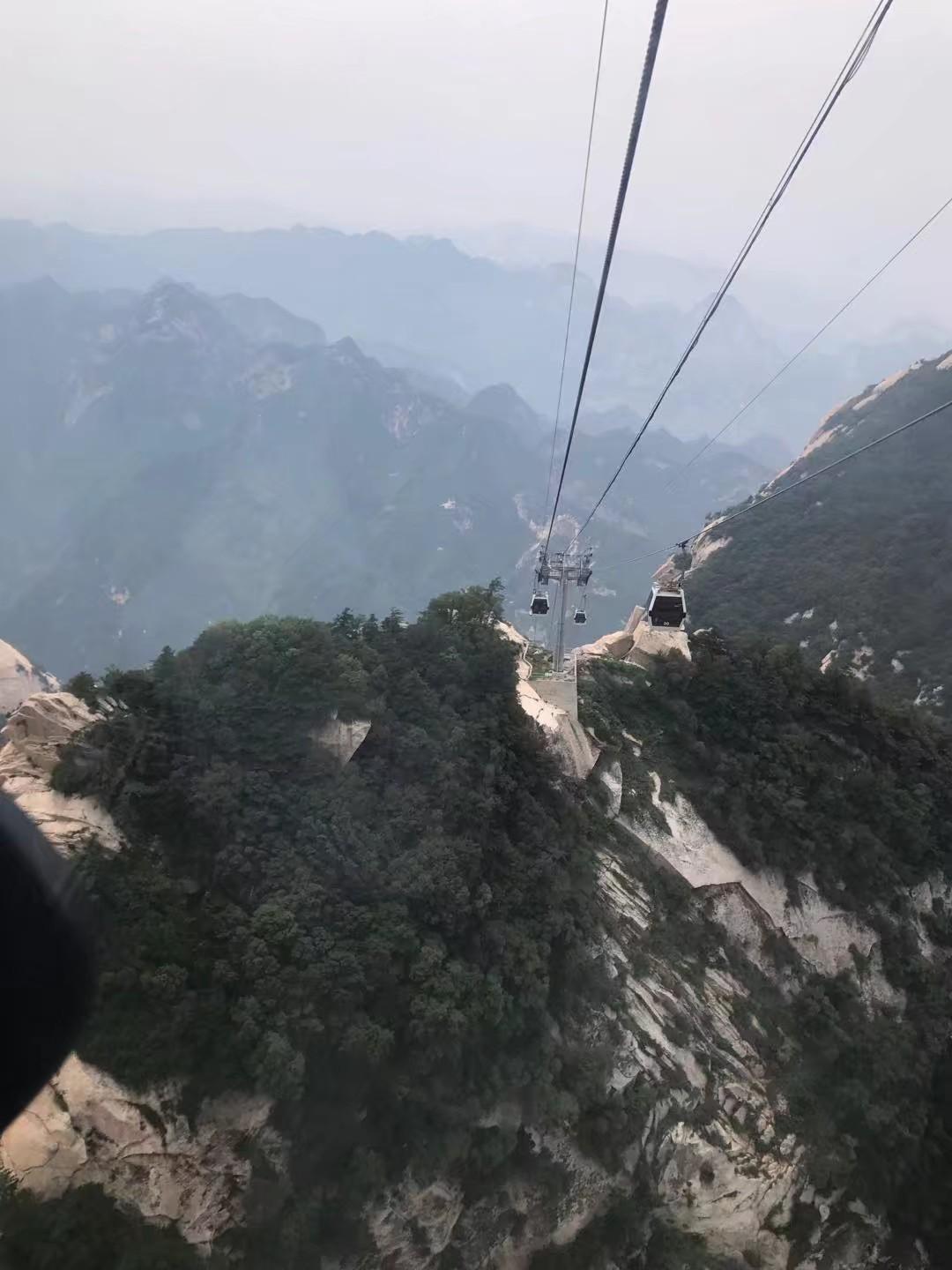 “怕贴出来你就不坐了”：华山40元强收车费风波背后，是把公共道路圈成了自家生意
