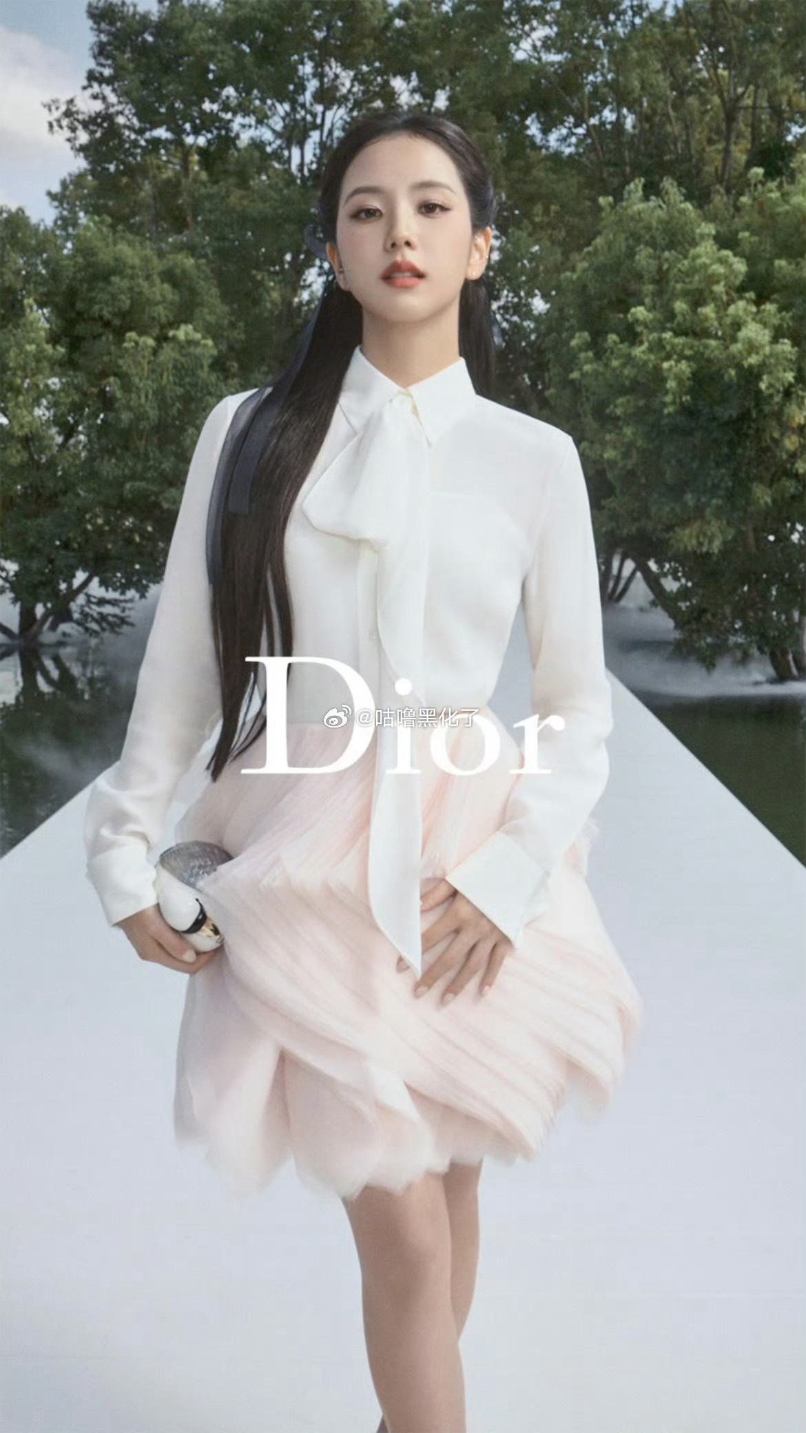 Dior首发认领了金智秀？也是唯一一位品牌将其logo放在认领图上的艺人，其他