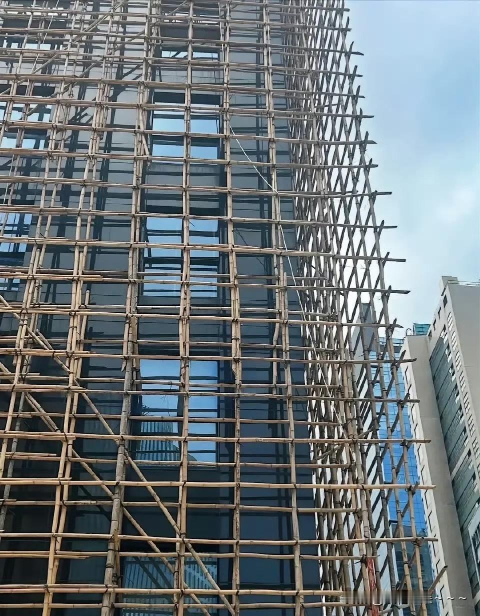 确实没想通！香港现在盖房子、盖高层，还用这个竹竿吗？其实，我看着都害怕，这么高