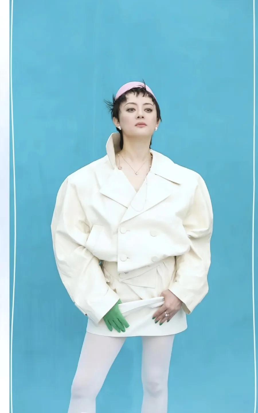 孙俪的审美真的是绝绝子！都2025年了，拍个大片这妆造咋还不如20年前，也是