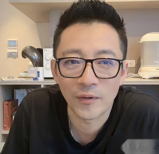 说句不好听的，求求你别再吹汪小菲“体面”了。你以为他真能忍住不说前妻？202
