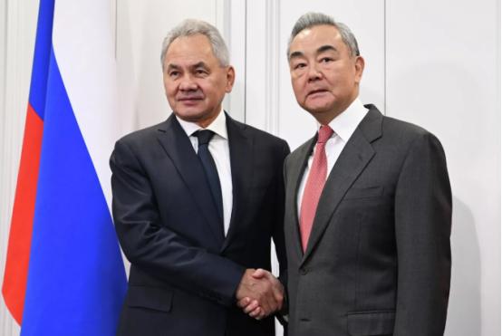 当地时间12月2日的莫斯科，一场重量级磋商让全球目光聚焦。 中共中央政治局委