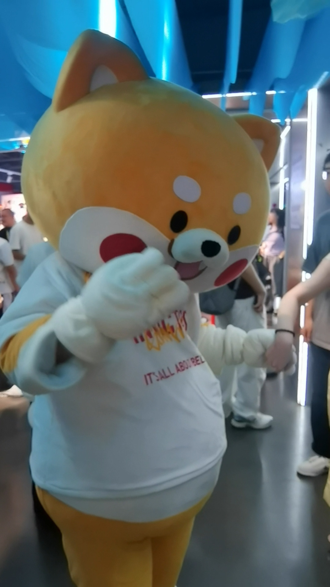 群友在场馆里拍到了离场的小i，玛雅边走边摆手，最后还来俩飞吻，太会了ig与nip