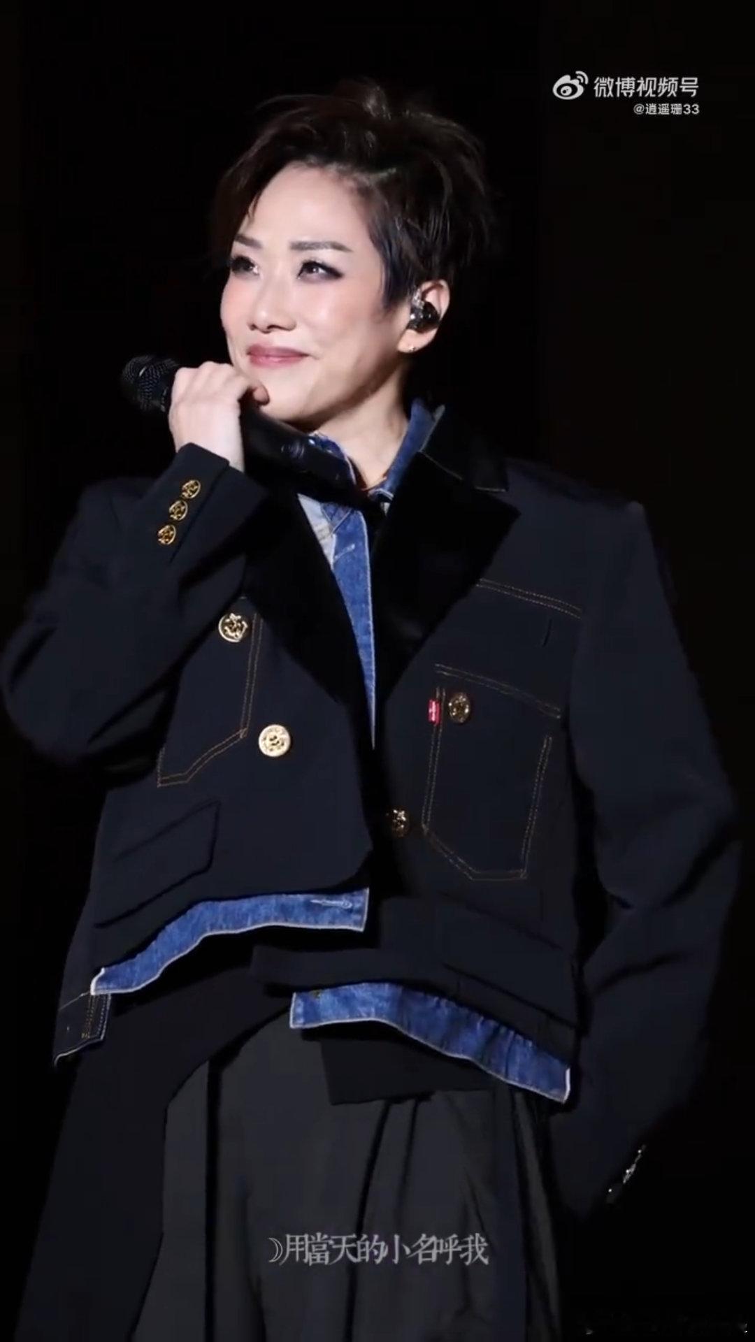 林忆莲舞台上的可爱动作她站在灯光下唱歌的时候，整个人散发着光芒，可一转身就露出