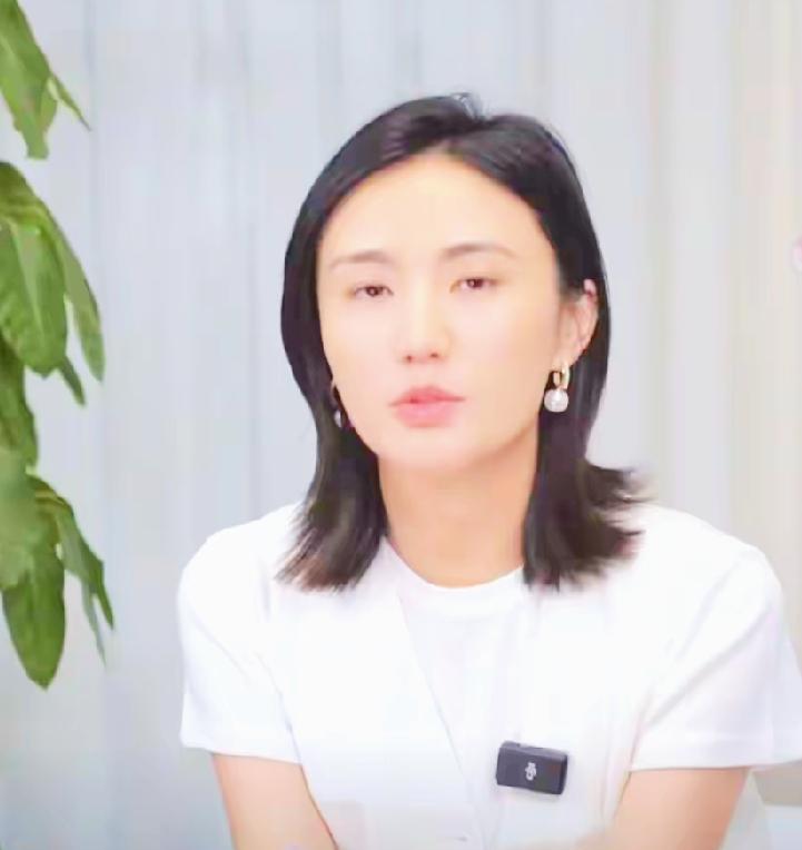 离婚了，不吵不闹，连声明都写得像公文。李亚鹏欠一亿多，法院查遍了，银行卡里剩不