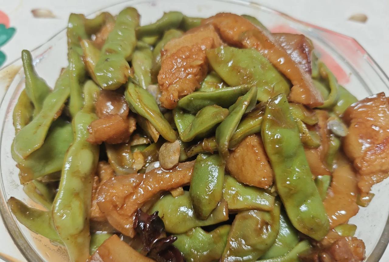 晚上喝了两瓶啤酒，做了两个菜，都媳妇做的。一个是豆角炖肉，媳妇买了一堆肉，把好