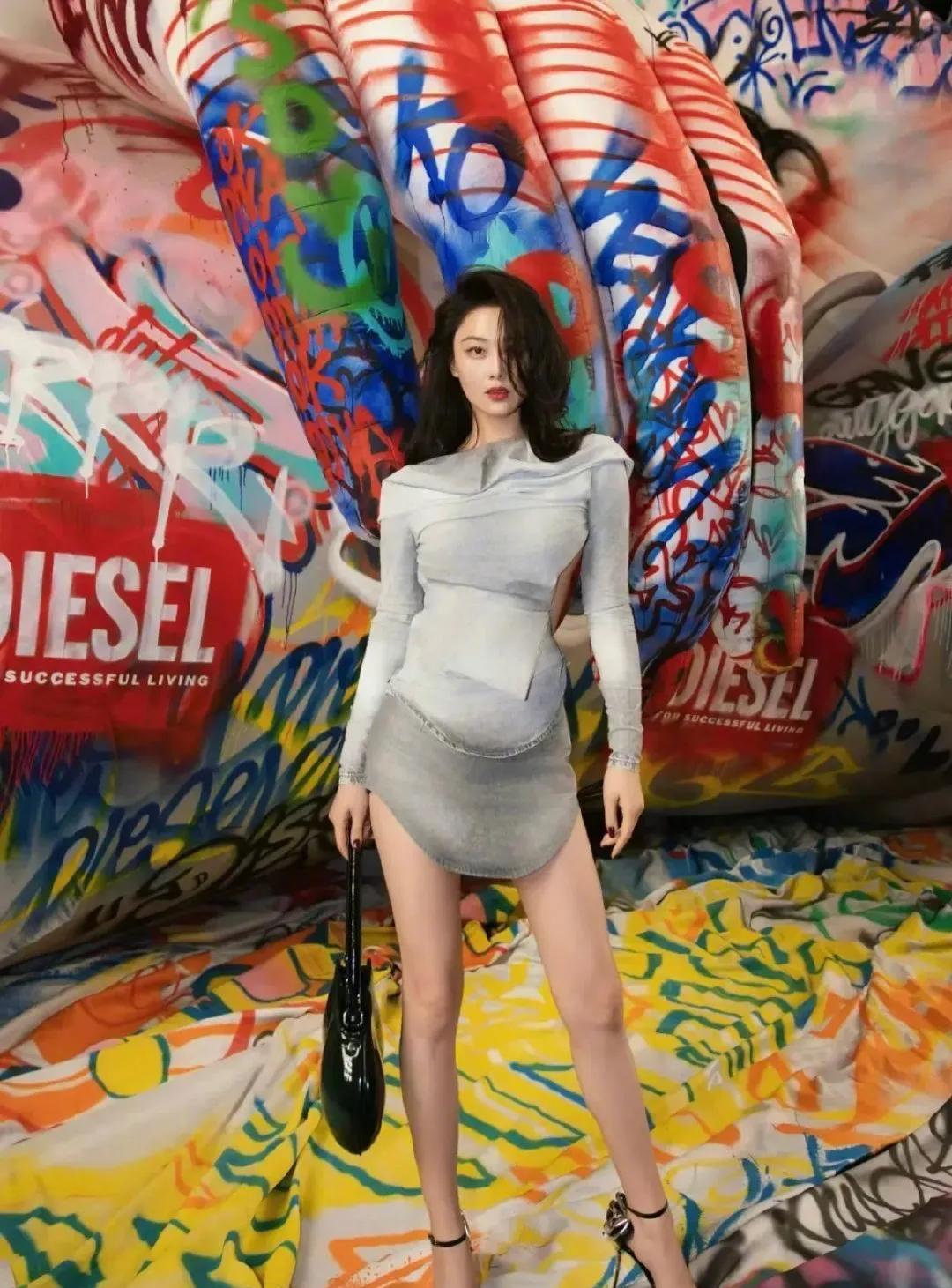 张馨予臀桥破百斤，实力打破刻板印象在大众印象里，女演员似乎总是要保持纤细柔弱的