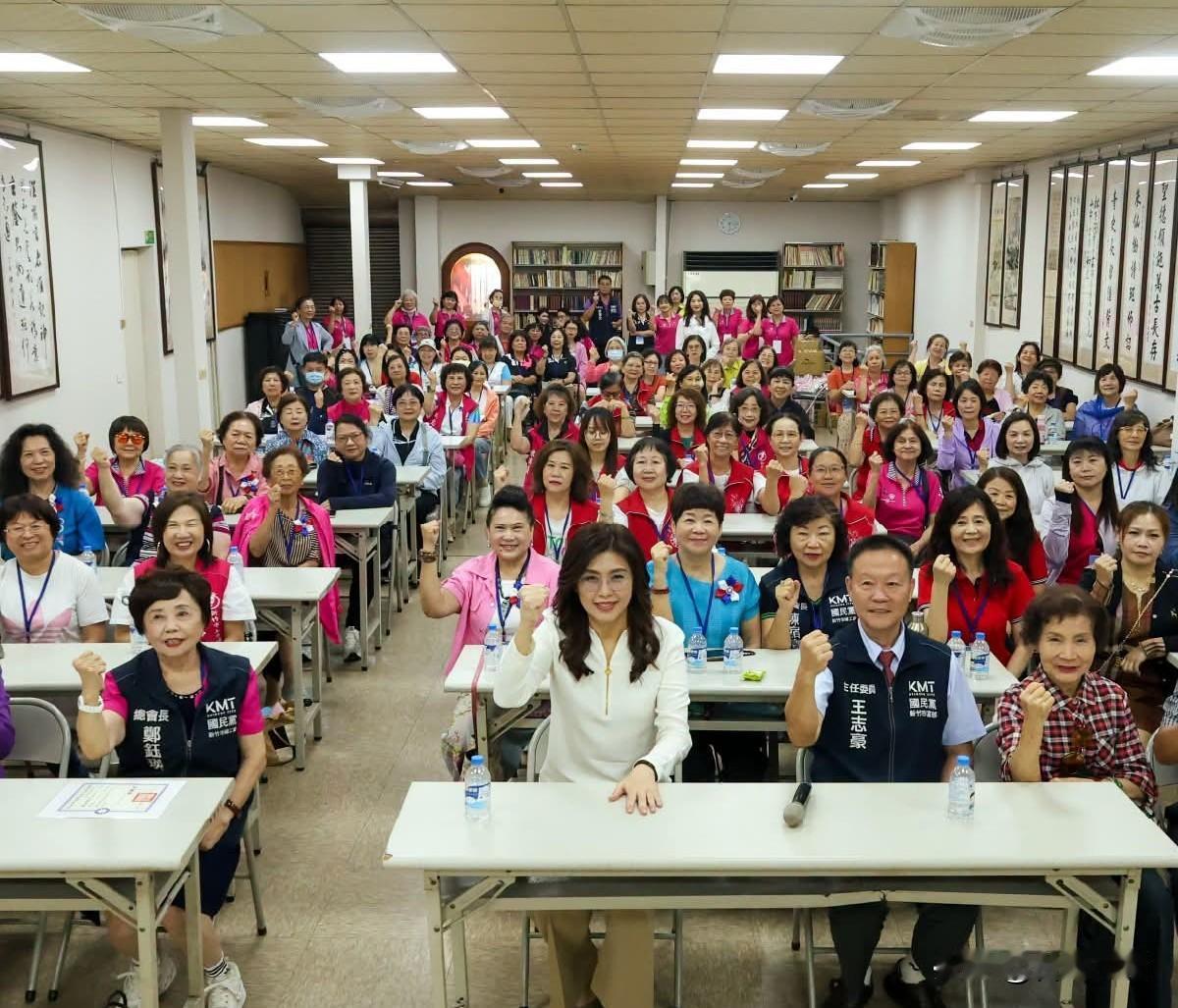 蓝营选战开始首战新竹蓝营领导人参加新竹党小组长授证典礼活动致词表示，全世界都想