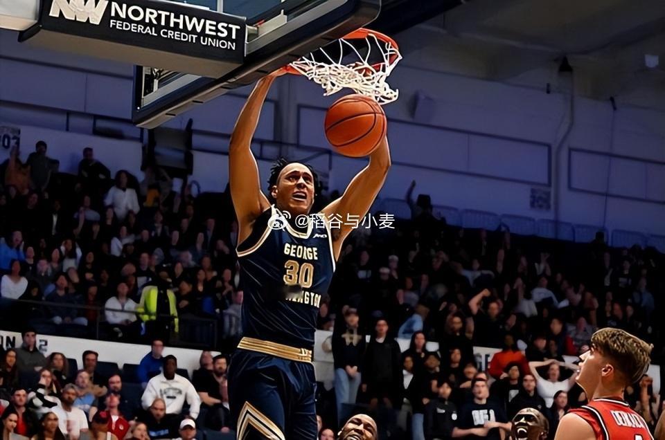 根据RocketsWire记者BenDuBose的消息，休斯顿火箭与今年NBA选秀大会中的落选秀，来