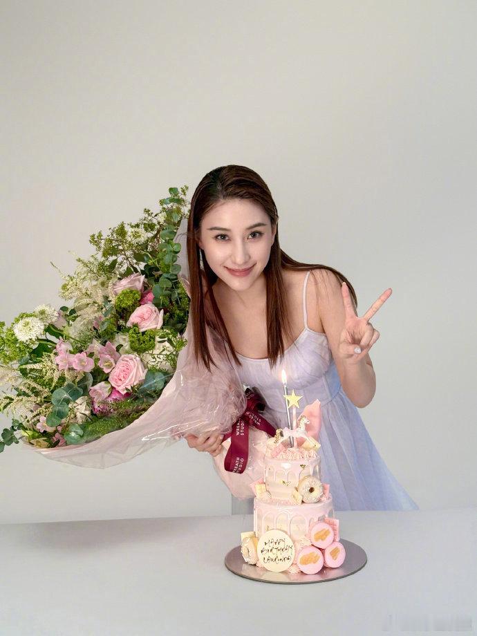 何超莲生日晒家人合照何超莲生日撕拉片存货何超莲生日发和家人的合照，溢出满屏幸福