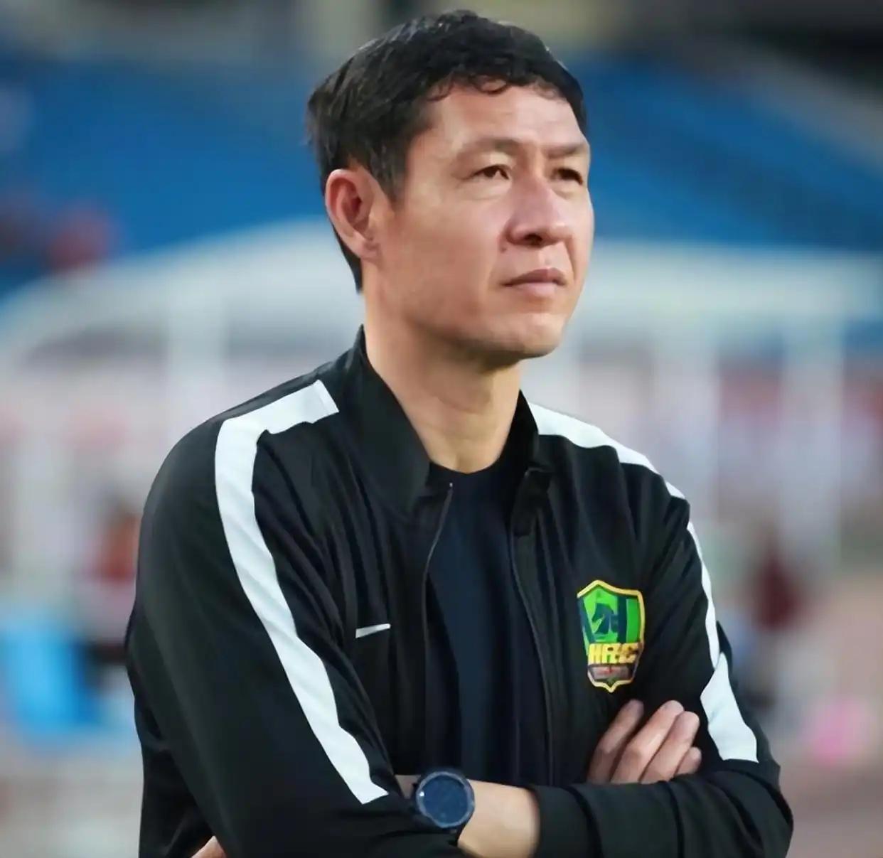 2002年，黎兵净身出户。成都银都花园的房子，归了空姐前妻。协议签完，他留下钥匙