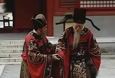 明朝两个顶级首辅，一个被骂了四百多年的大奸臣，一个被夸成救时贤相。可你要是只盯着