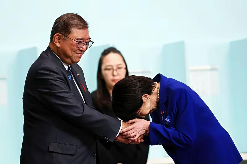 没想到你是这样的石坡茂！高市早苗前脚委派石破茂担任首相特使，于本月15日访问阿联