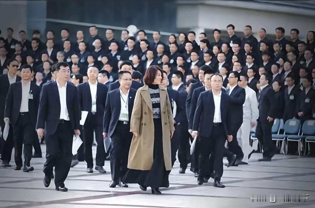 董明珠简直是吾辈楷模，一个女人走在一群男人前面的含金量，有哪个女人看了不动容，权