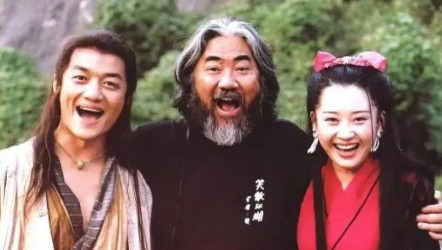 2000年，张纪中1元买下《笑傲江湖》才拍了15天，他对男主说：“这是100w，