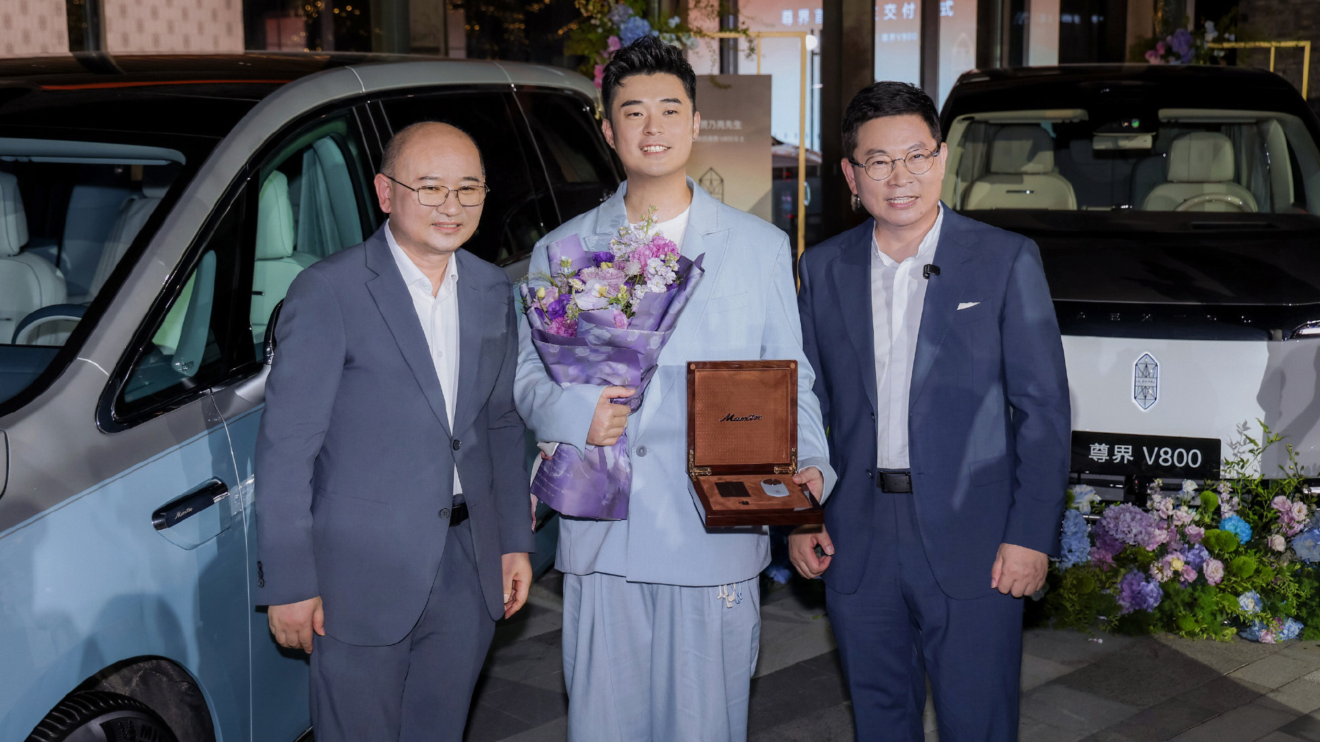 尊界S800典藏大观和V800的明星车主们，[赞]​