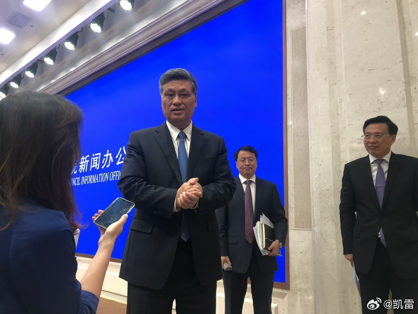 马兴瑞被查2019年的广东省长马兴瑞，真是身材高大，仪表堂堂，面对记者，侃侃而