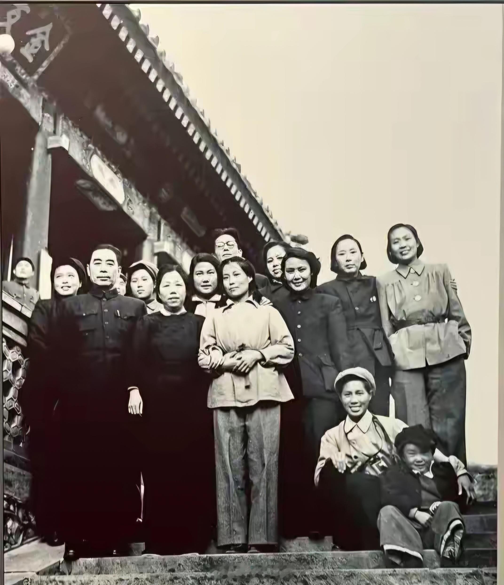 1949年，周总理与夫人邓颖超，在北京颐和园，与中国电影界的女演员代表们合影。同