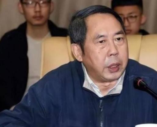 “晚一秒就万劫不复！中国该立刻向美国低头，交出发展权才能保命！”很多人现在再回头