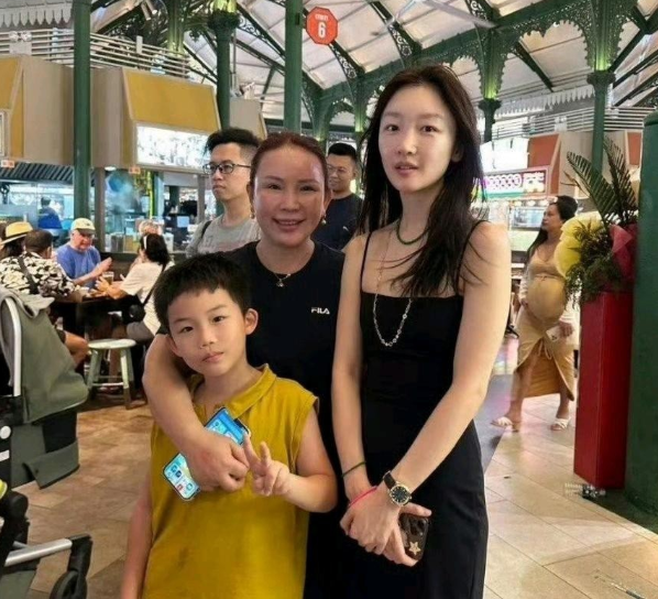 周冬雨在新加坡老巴刹美食中心被偶遇真人比镜头里更瘦，气质清冷又温柔，完全没有明