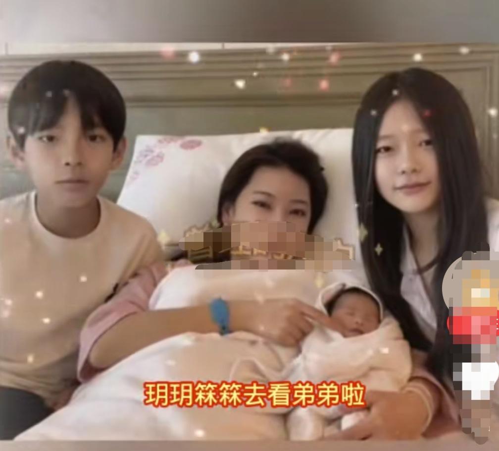 汪小菲的三个孩子同框了。网上一张玥玥和小霖霖还有七宝的同框照被曝光出来，网友一