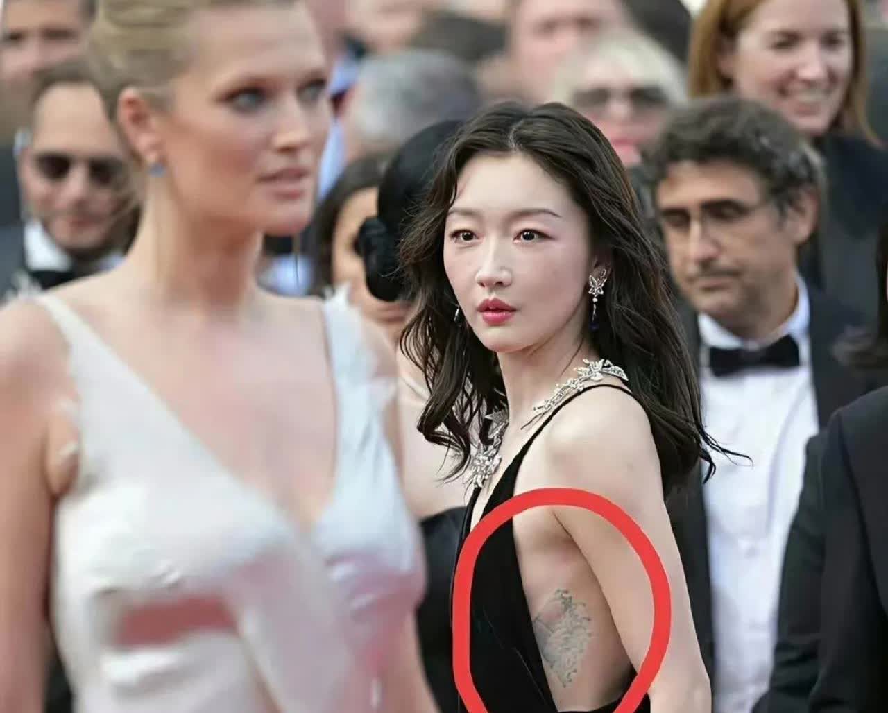 周冬雨在看啥呢？这可是红毯啊不应该镇定自若昂首挺胸向前走吗？在看