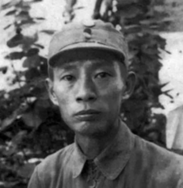 1934年冬天，湘江边上，红军正血战突围，战火里，红九军团22师的师长周子昆浑身