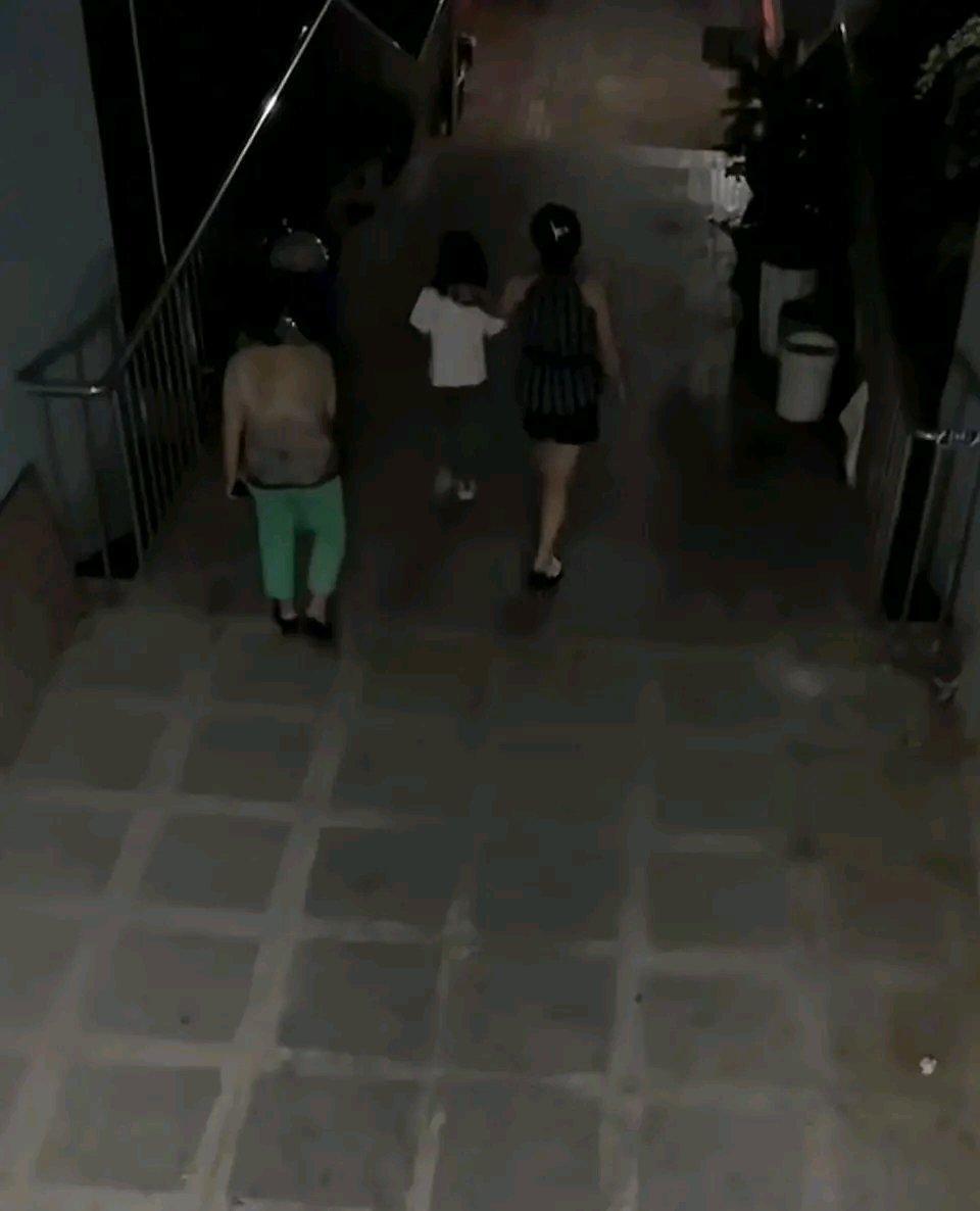 重庆这事儿太让人唏嘘了。7岁女孩中秋去同学家玩，本来说好爸爸来接，结果一直联系不