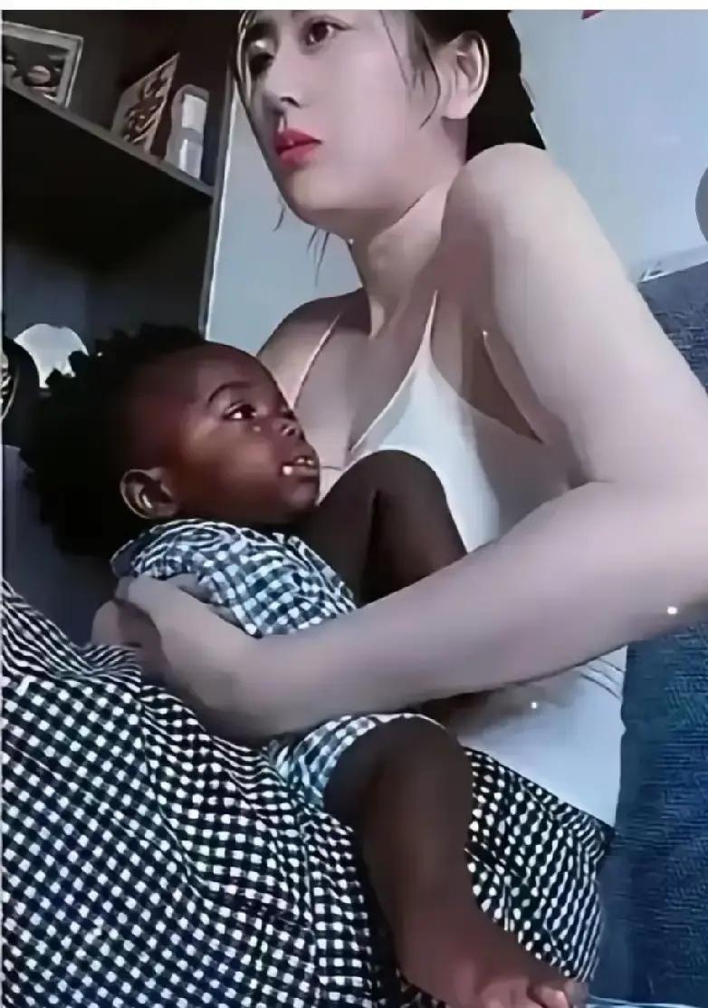 一张网传对比图把民族话题炸上热搜。图里一边是崭新的校舍操场，一边是破旧的土房泥