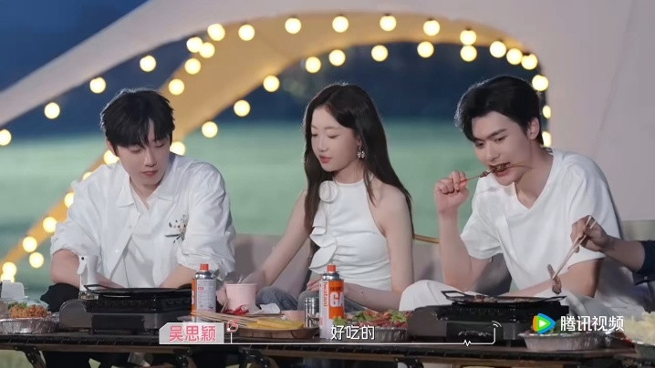心动9最不吃女嘉宾捧场之人心动的信号五人约会实则两两甜蜜，剩下三个只能在烧烤摊