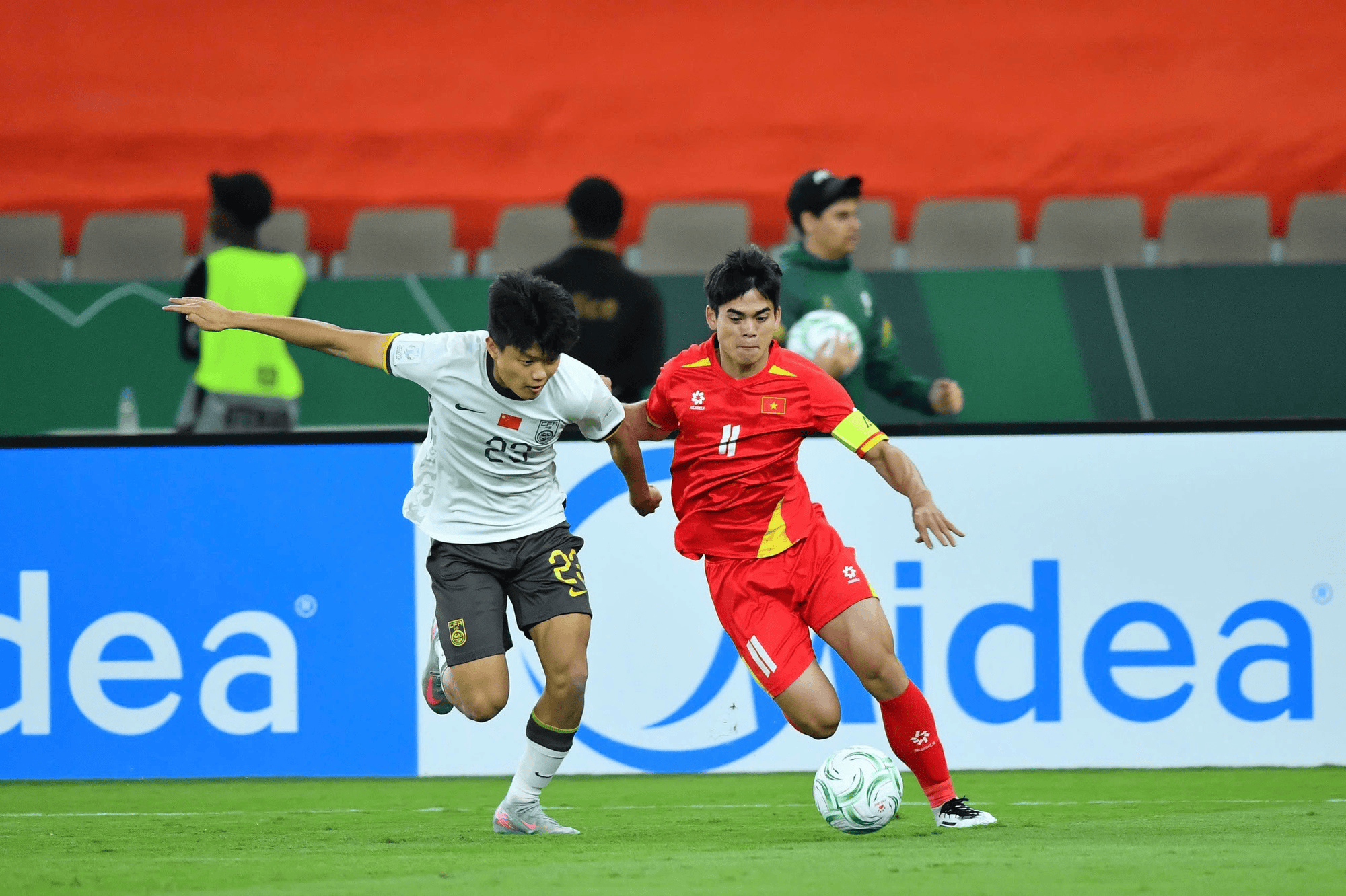 越媒: 中国U23展现出了冷静与沉稳, 并按照战术部署推进比赛